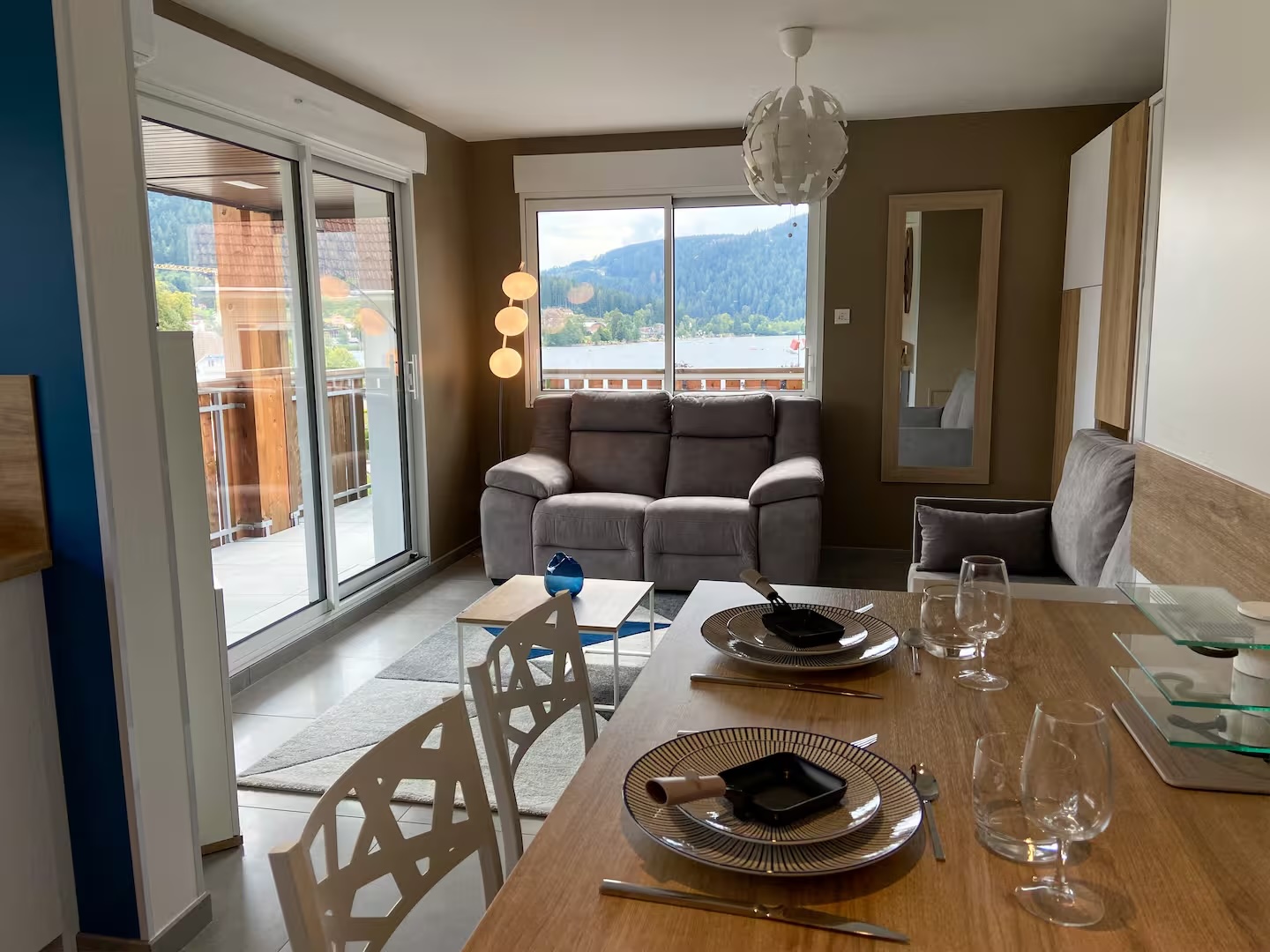 Salon lumineux avec vue directe sur le lac de Gérardmer