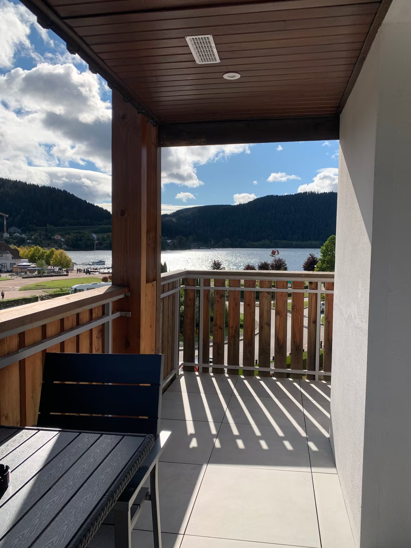 Grand balcon plein sud de 15 m², aménagé pour la détente
